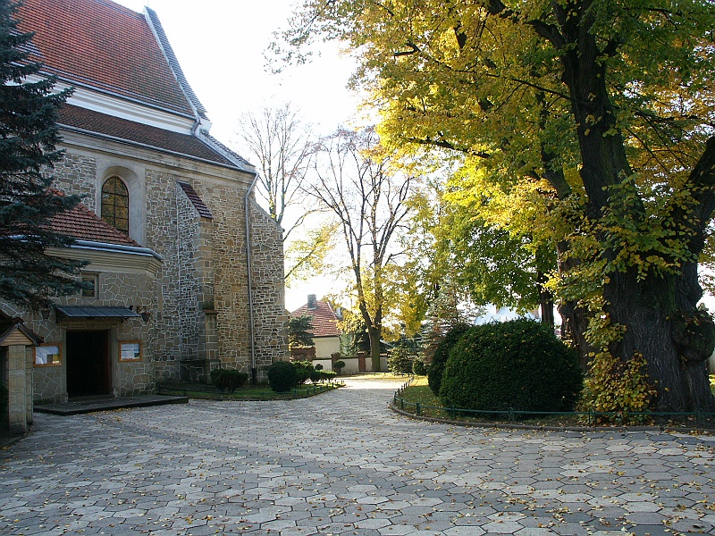 033 Ciagle pusto, ale juz niedlugo.JPG - Dziedziniec kościoła jeszcze pusty.